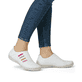 Weiße Rieker Damen Slipper 52560-80 mit Gummizug sowie extra weicher Decksohle. Schuh am Fuß.