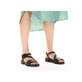 Schwarze Rieker Damen Riemchensandalen 64561-00 mit trendigen Schnalle. Schuh am Fuß.