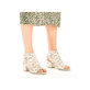 Beige Rieker Riemchensandaletten 64676-60 mit einem Klettverschluss. Schuh am Fuß.
