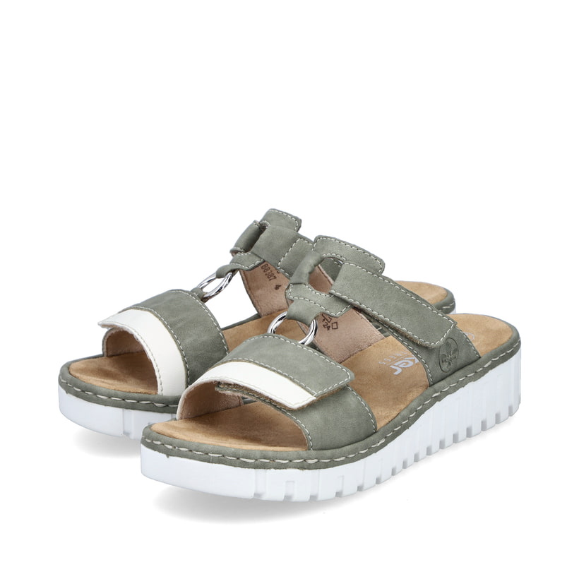 Grüne Rieker Damen Pantoletten V1396-52 mit einem Klettverschluss. Schuhpaar seitlich schräg.