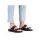 Tiefschwarze Rieker Herren Pantoletten 24290-00 mit einer Schnalle. Schuh am Fuß.