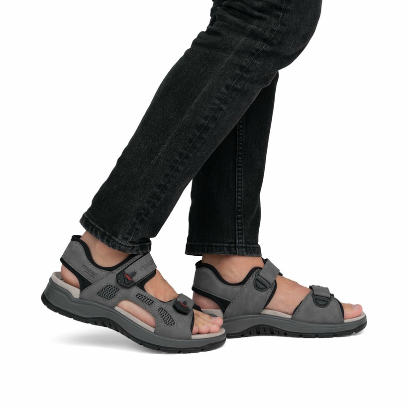 Graue Rieker Herren Trekkingsandalen 26955-42 mit einem Klettverschluss. Schuh am Fuß.