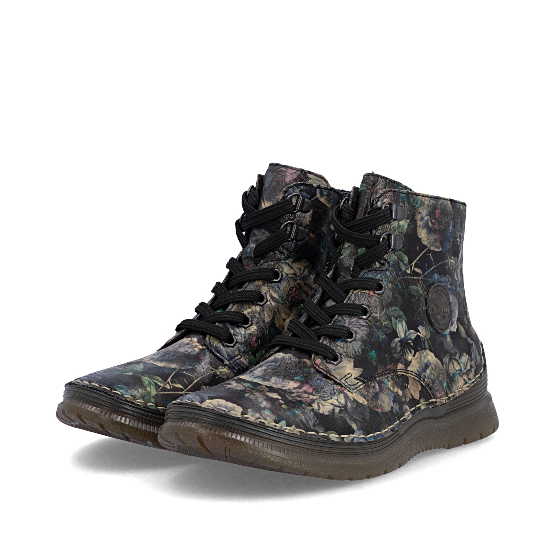 Schwarze Rieker Damen Schnürstiefel 53632-90 mit floralem Aufdruck. Schuhpaar seitlich schräg.