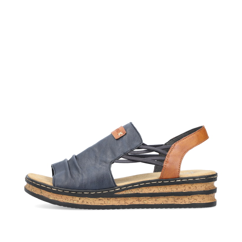 Blaue Rieker Keilsandaletten 62962-14 mit modischen Raffungen sowie Gummizug. Schuh Außenseite.
