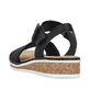 Schwarze Rieker Keilsandaletten V3691-00 mit trendigen Schnalle. Schuh von hinten.