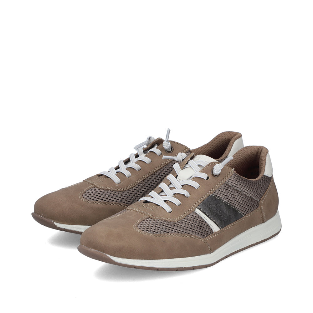 Beige Rieker Herren Slipper 11960-64 mit einem Gummizug sowie der Komfortweite G. Schuhpaar seitlich schräg.