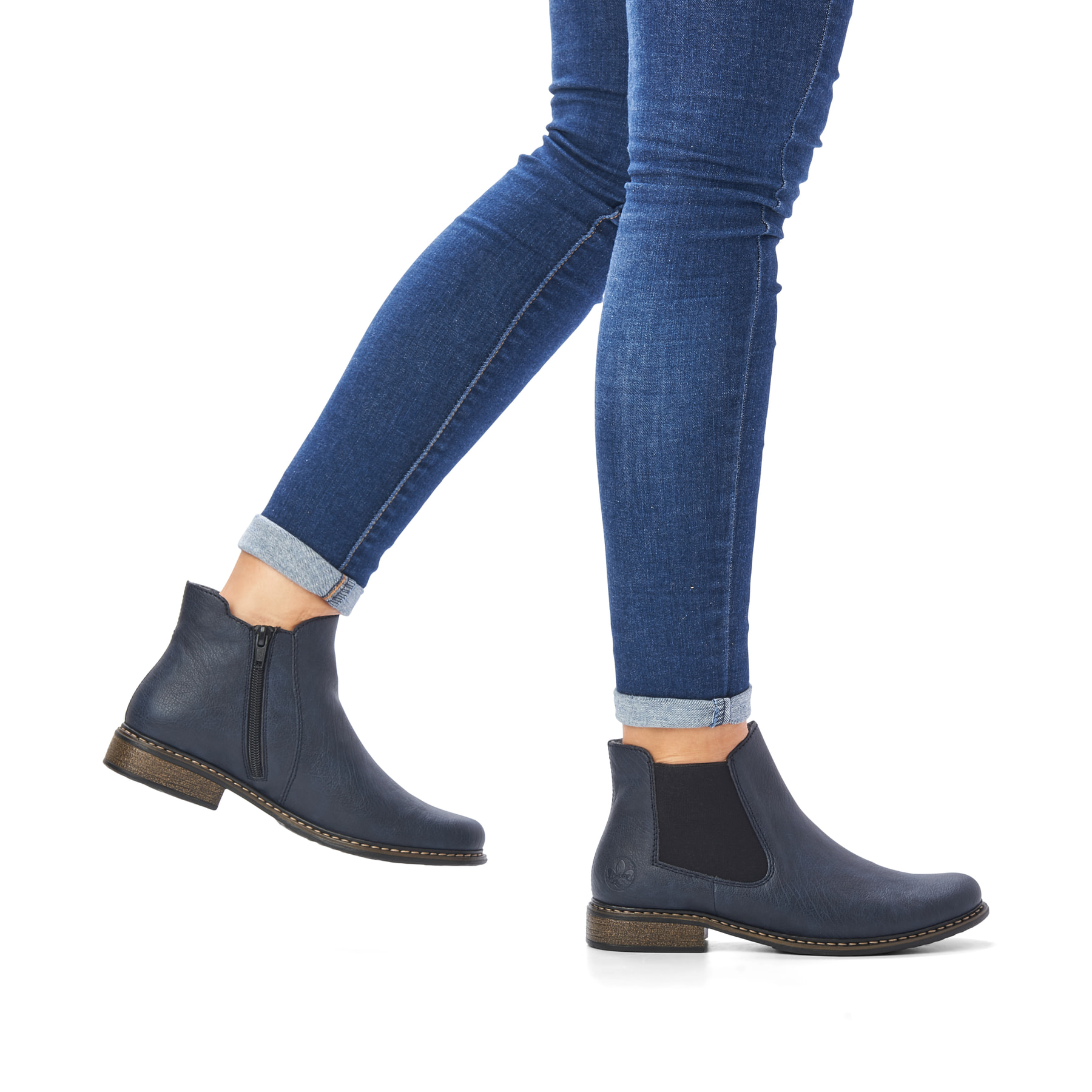 Marineblaue Rieker Damen Chelsea Boots Z4994-14 mit einer schockabsorbierenden Sohle. Schuh am Fuß