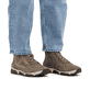 Braune Rieker Damen Schnürstiefel 45962-25 mit modernen Ziernähten. Schuh am Fuß.