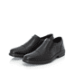 Schwarze Rieker Herren Slipper 17659-00 mit einem Gummizug sowie Extraweite H. Schuhpaar seitlich schräg.