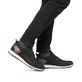 Urbanschwarze Rieker Herren Slipper 14750-00 mit Gummischnürung. Schuh am Fuß.