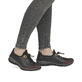 
Azurblaue Rieker Damen Slipper N3271-35 mit Gummizug sowie einer leichten Sohle. Schuh am Fuß