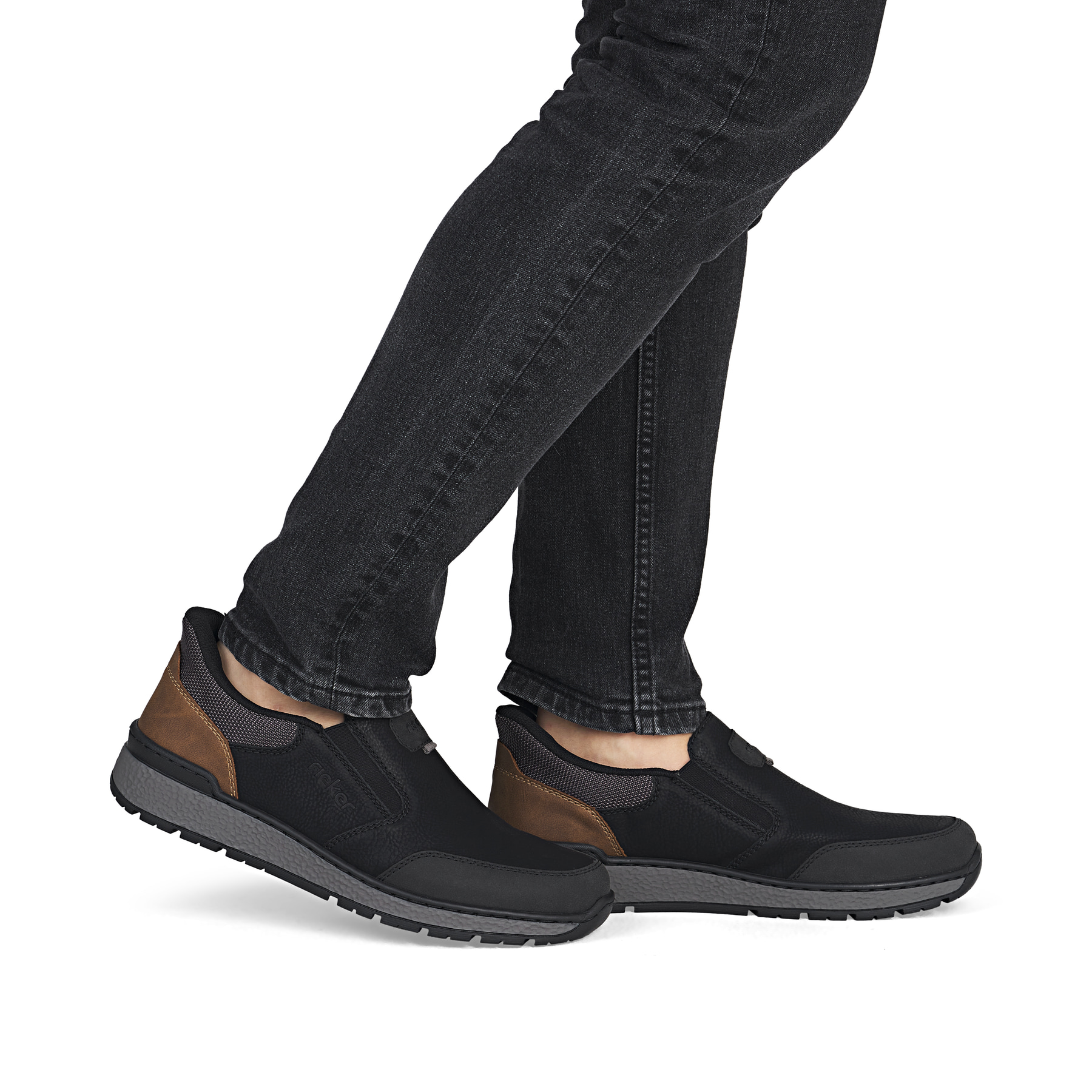 Mocassins Rieker noirs pour homme B9057-00 avec bande élastique. Chaussure au pied.