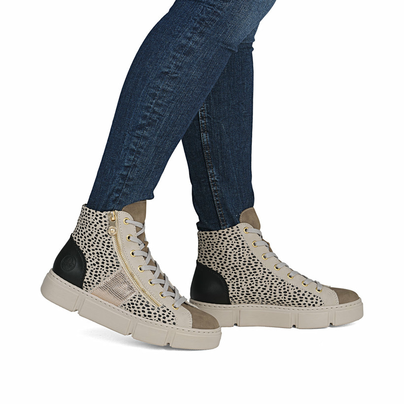 Beige Rieker Damen Sneaker High N5931-62 mit Animal-Print sowie Reißverschluss. Schuh am Fuß.