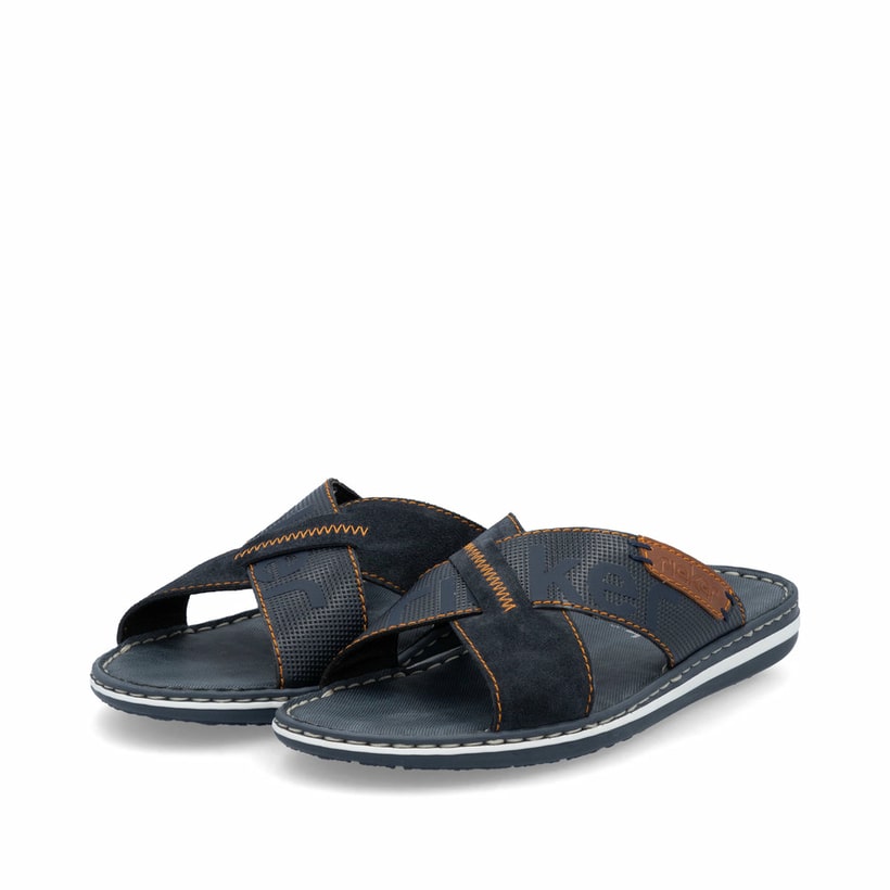 Blaue Rieker Herren Pantoletten 21098-14 mit Komfortweite G sowie leichter Sohle. Schuhpaar seitlich schräg.