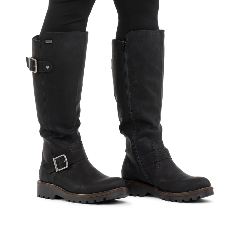 Schwarze Rieker Damen Hochschaftstiefel 73292-00 mit einem Reißverschluss. Schuh am Fuß.