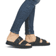 Schwarze vegane Rieker Damen Pantoletten W1451-01 mit einer ultraleichten Sohle. Schuh am Fuß.