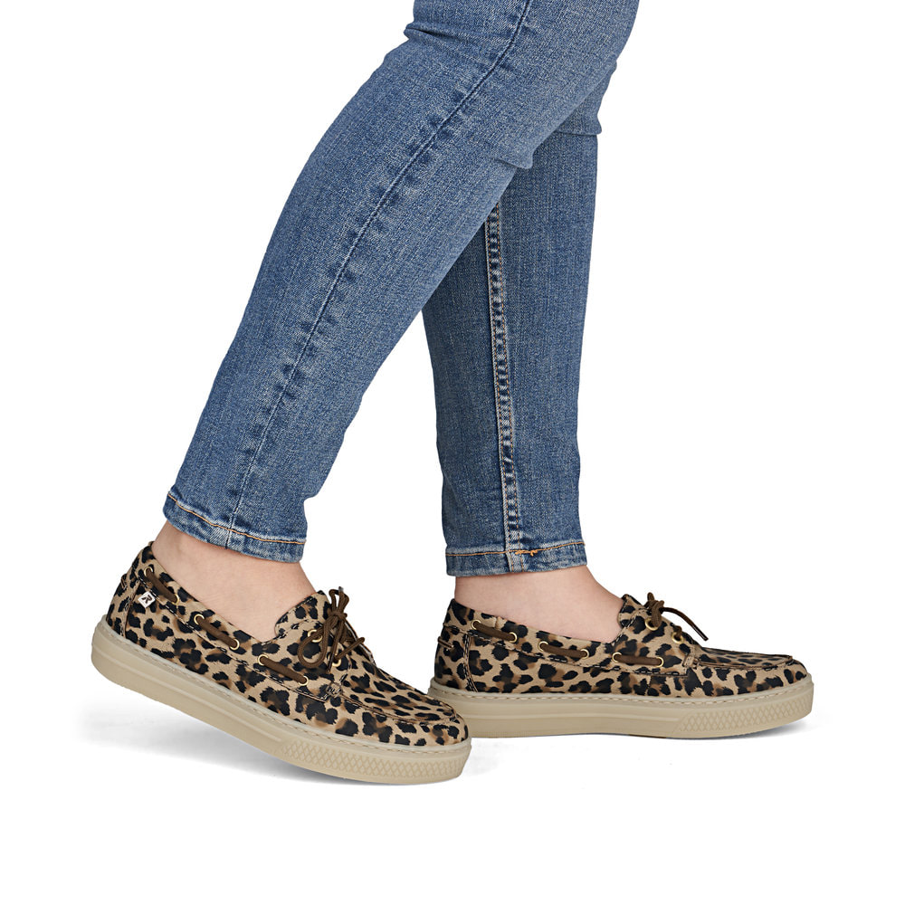 Mehrfarbige Rieker Damen Schnürschuhe L5905-91 mit angesagtem Animal-Print. Schuh am Fuß.