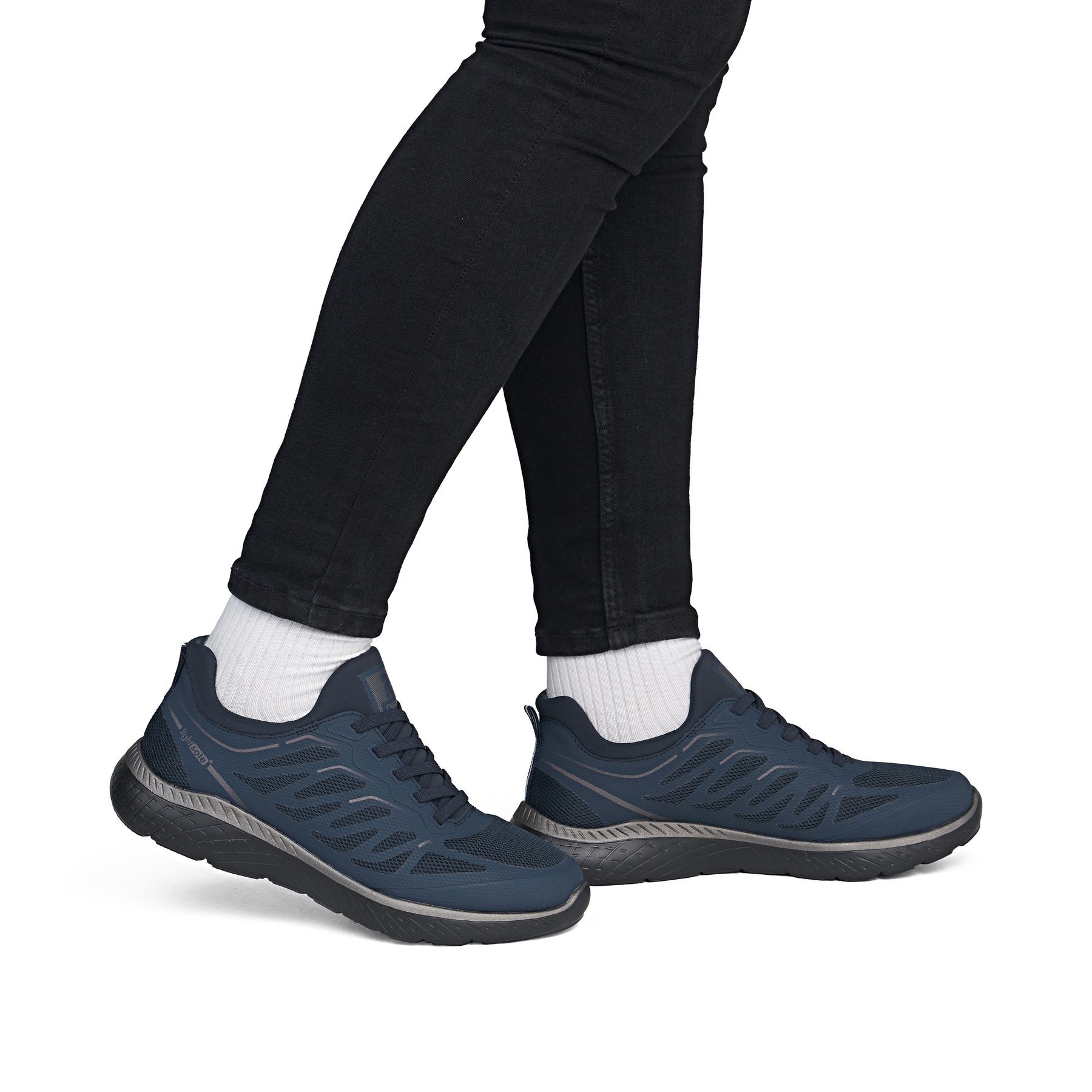 Vegane, dunkelblaue Rieker Damen Slipper M5080-14 mit einem Gummizug. Schuh am Fuß.