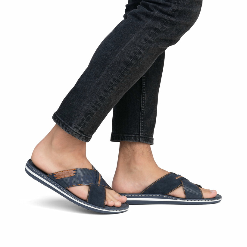 Blaue Rieker Herren Pantoletten 21098-14 mit Komfortweite G sowie leichter Sohle. Schuh am Fuß.