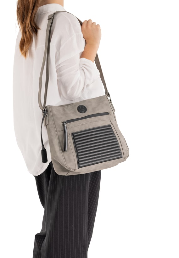 Sac à main Rieker H1481-42 en gris avec compartiment intérieur, fermeture éclair et poche pour téléphone portable. Porté.