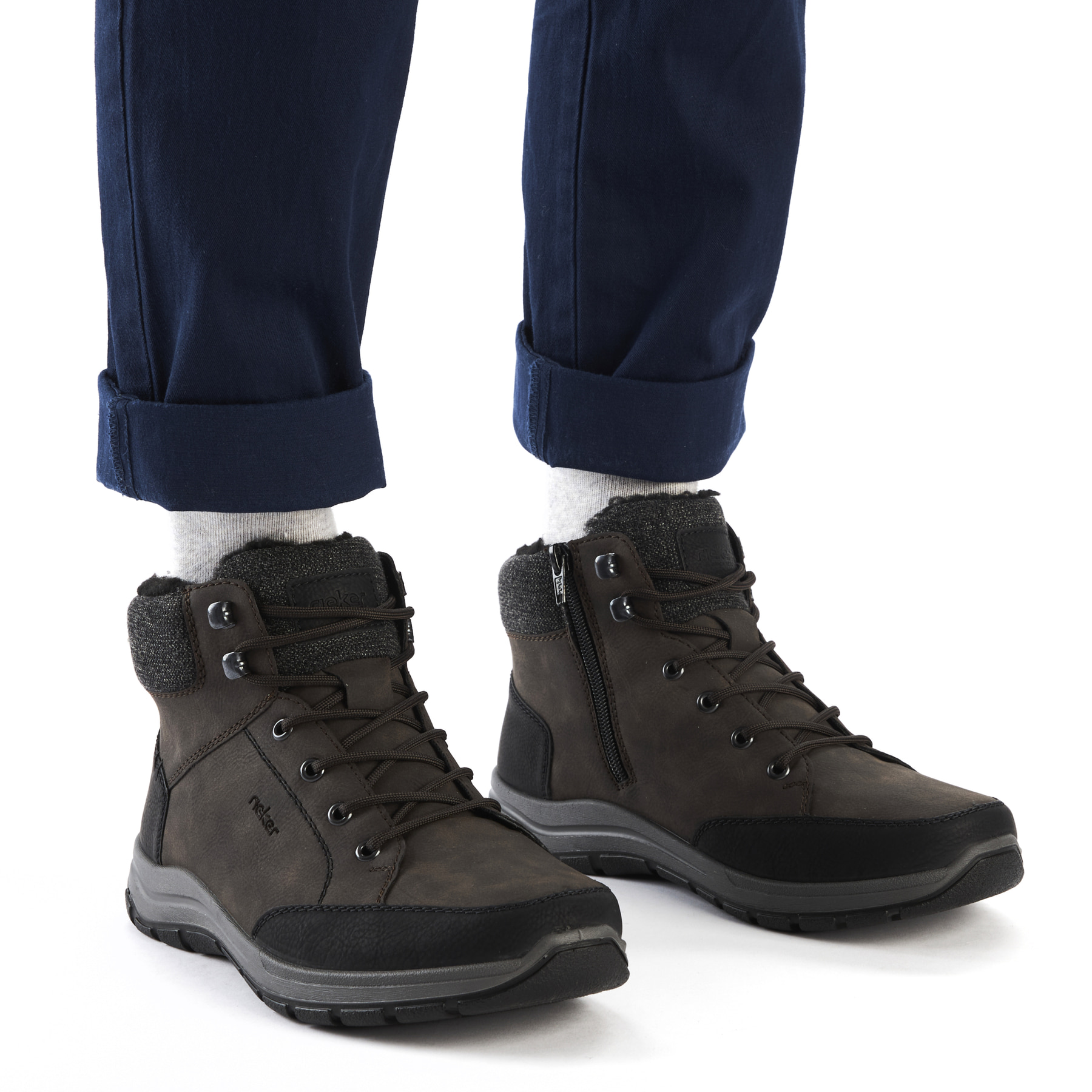 Holzbraune Rieker Herren Schnürstiefel 03640-25 mit einem Reißverschluss. Schuh am Fuß.