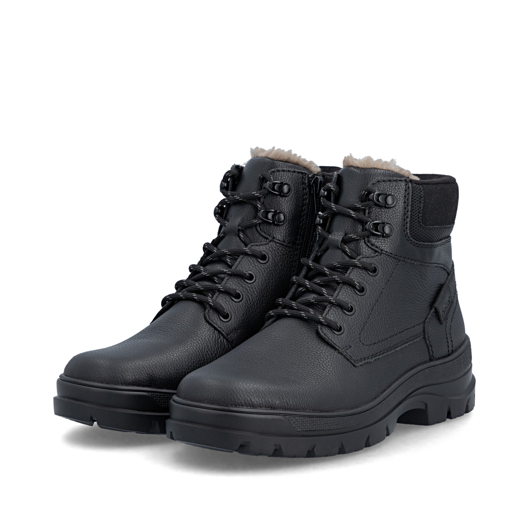 Schwarze Rieker Herren Schnürstiefel F5400-00 aus Glattleder mit Flip-Grip Sohle. Schuhpaar seitlich schräg.