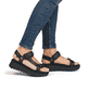 Schwarze Rieker Damen Riemchensandalen W3051-00 mit einem Klettverschluss. Schuh am Fuß.