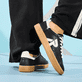 Schwarze Rieker Damen Sneaker Low W2200-00 mit einer Schnürung. Schuh am Model.