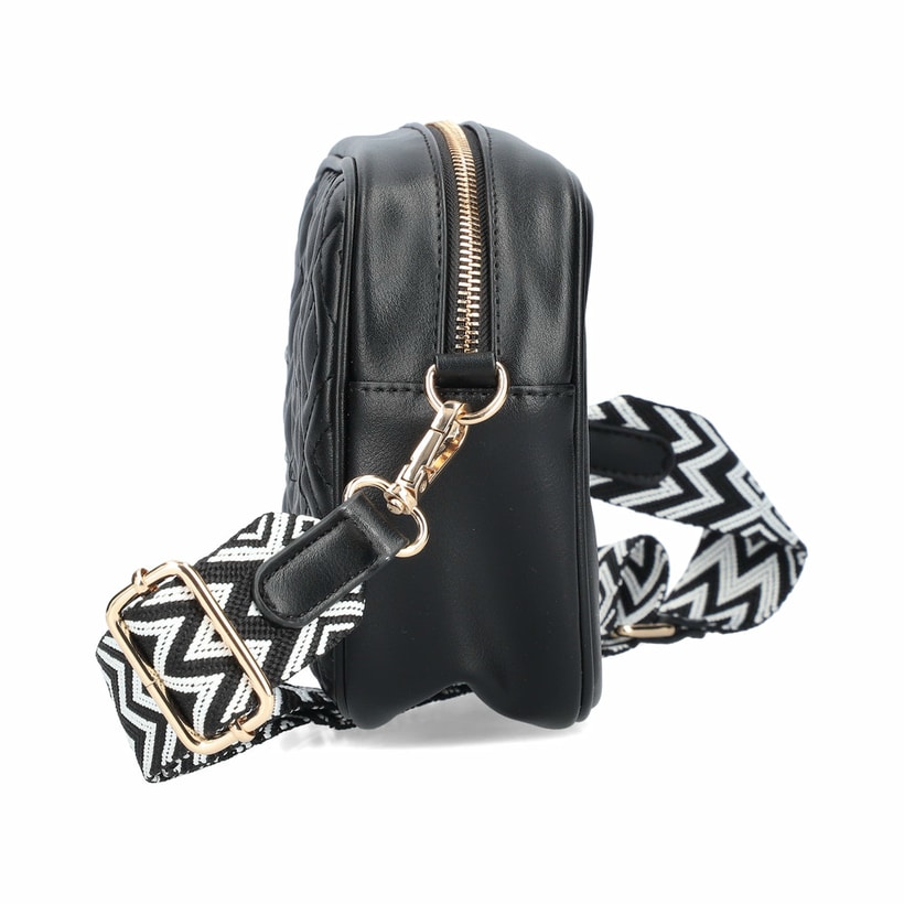 Rieker Handtasche H1500-00 in Schwarz mit Steppoptik in Rautenmuster und Reißverschluss. Linksseitig.