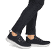 Blaue Rieker Herren Slipper B9655-14 mit einem Gummizug sowie der Komfortweite G. Schuh am Fuß.
