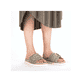 Grüne Rieker Damen Pantoletten V9582-52 mit trendigen Schnalle. Schuh am Fuß.