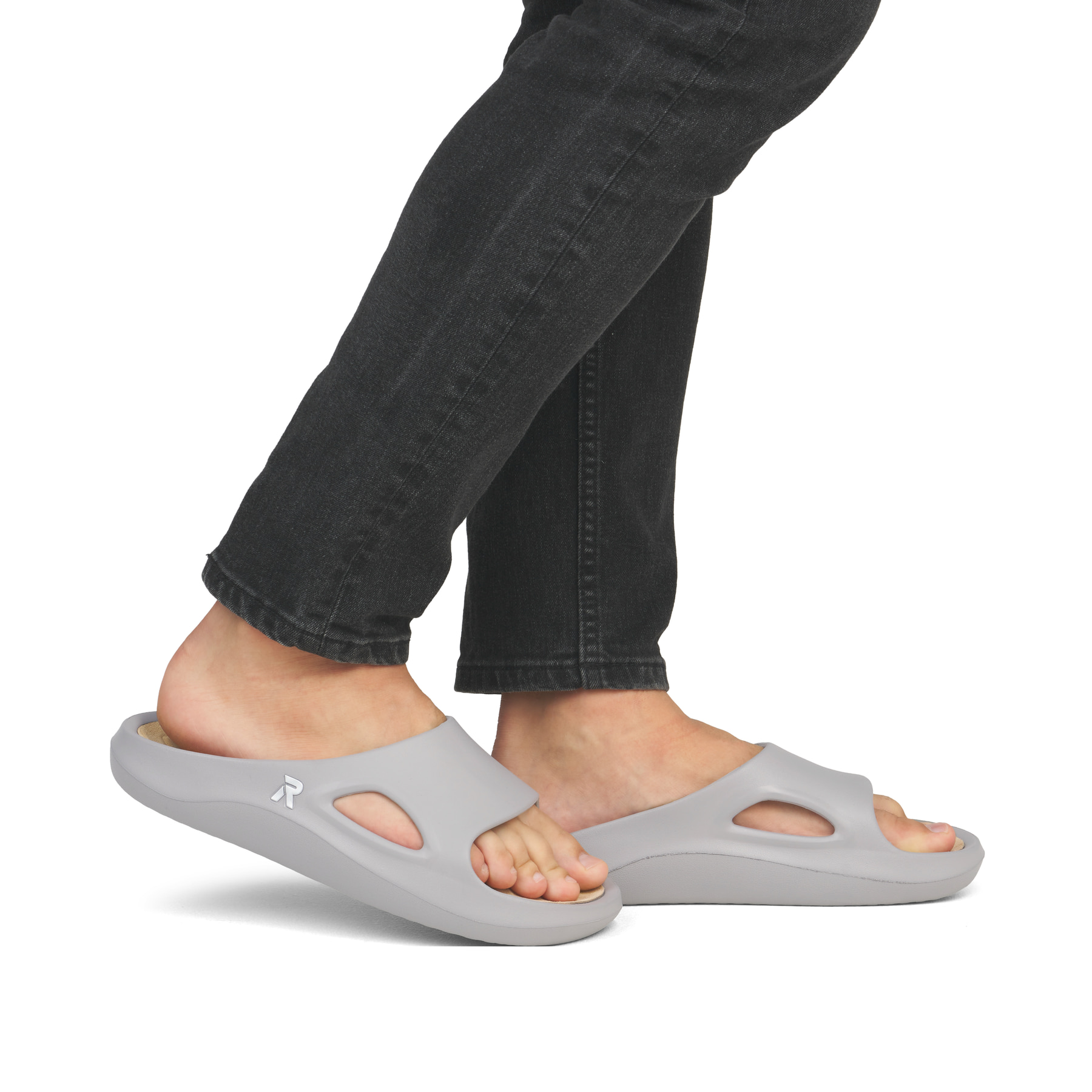 Graue Rieker Herren Pantoletten U3350-40 mit ultraleichter und flexibler Sohle. Schuh am Fuß.
