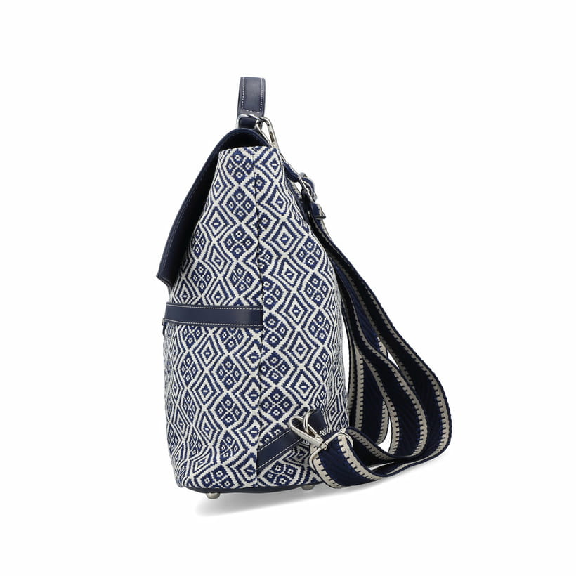 Sac à dos Rieker H1107-90 multi-tissé avec motif en losange et rabat avec fermeture magnétique. Côté gauche.