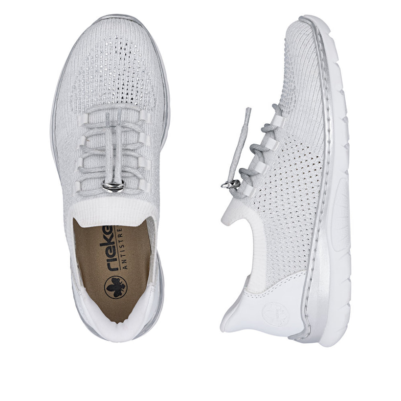 Silberne Rieker Damen Slipper L3261-90 mit easy Hineinschlüpf-Möglichkeit. Schuh von oben, liegend.