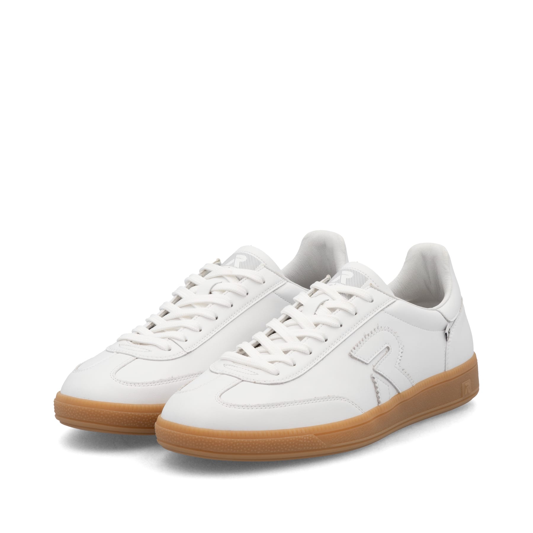 Weiße Rieker Herren Sneaker Low U2200-80 mit Schnürung sowie abriebfester Sohle. Schuhpaar seitlich schräg.