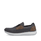 Graue Rieker Herren Slipper B9656-45 mit einem Gummizug sowie der Komfortweite G. Schuh Außenseite.