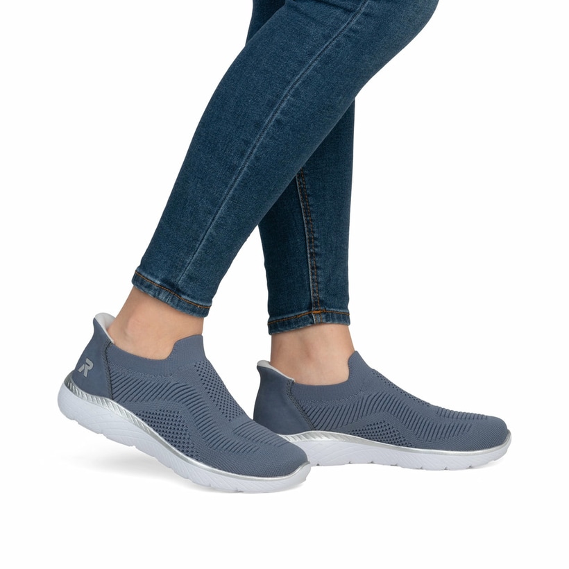 Chaussons Rieker bleus pour femme M5072-10 avec bande élastique. Chaussure au pied.