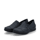 Blaue Rieker Damen Slipper 48961-14 mit modernen Ziernähten sowie einem Gummizug. Schuhpaar seitlich schräg.
