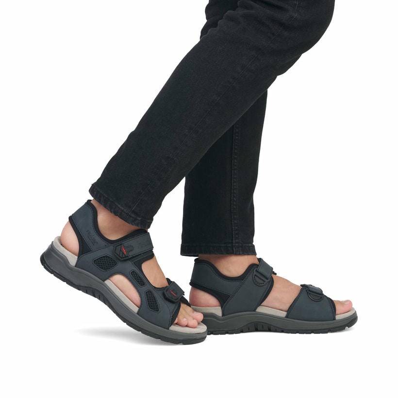 Blaue Rieker Herren Trekkingsandalen 26955-14 mit einem Klettverschluss. Schuh am Fuß.