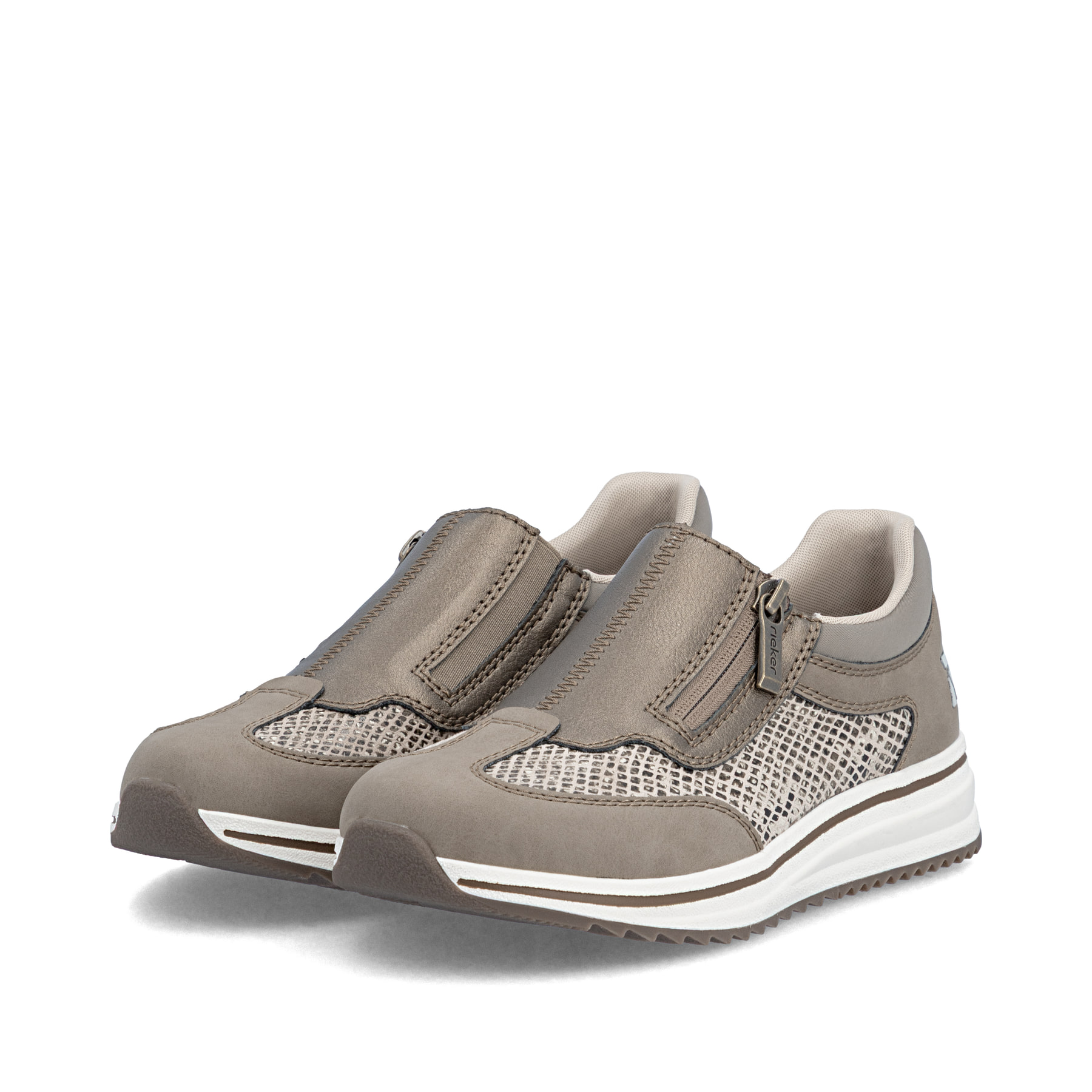 Braune Rieker Damen Sneaker Low L5854-64 mit Reißverschluss sowie Extraweite H. Schuhpaar seitlich schräg.
