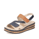 Schieferblaue Rieker Keilsandaletten 62967-14 mit einem Klettverschluss. Schuh seitlich schräg.