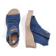 Schieferblaue vegane Rieker Keilsandaletten 68791-12 mit einem Reißverschluss. Schuh von oben, liegend.
