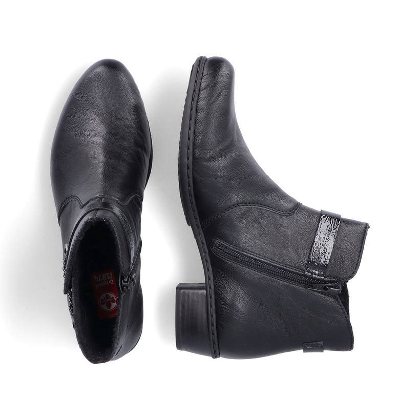 Schwarze Rieker Damen Stiefeletten Y0783-00 mit Deko-Kette sowie Reißverschluss. Schuh von oben, liegend.