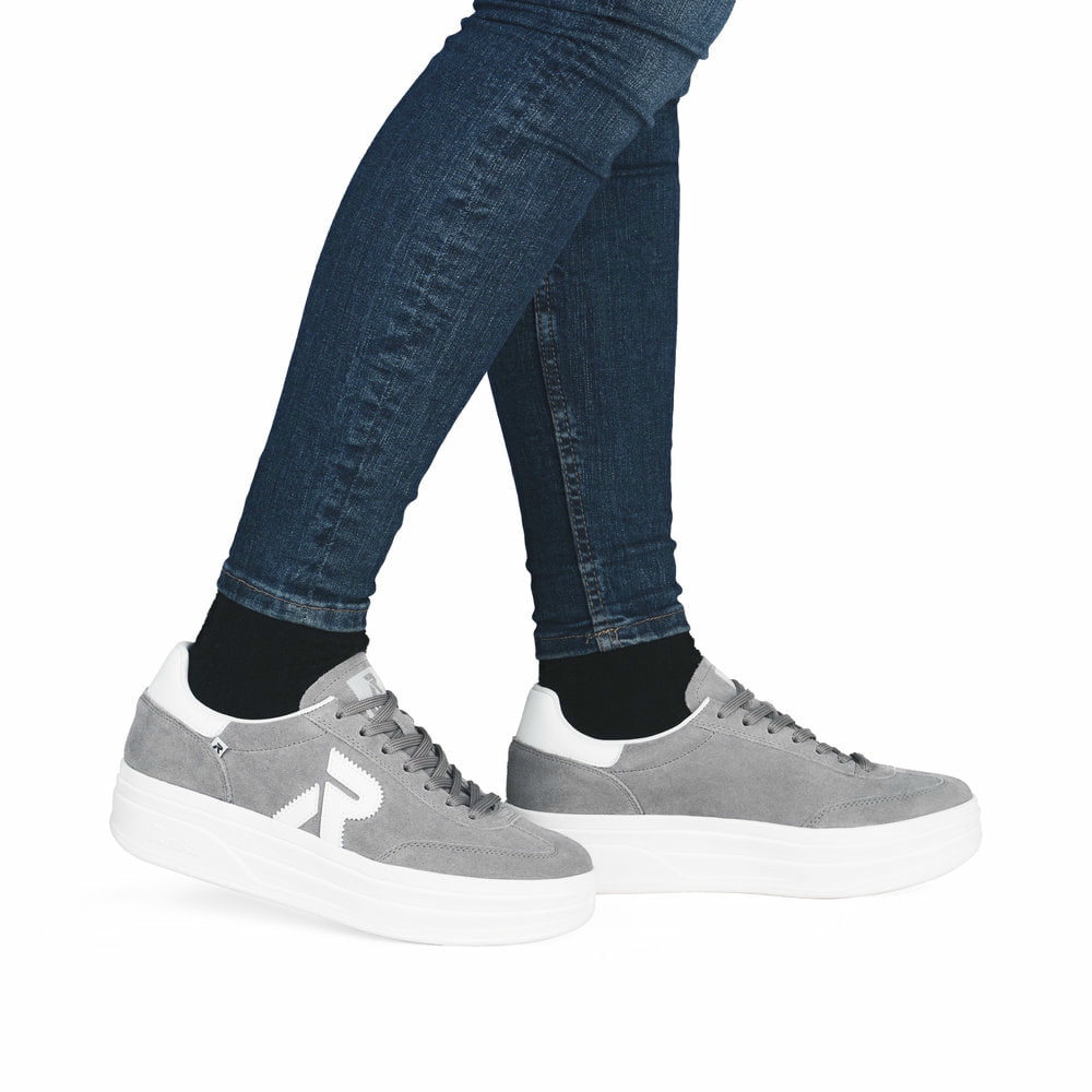 Graue Rieker Damen Sneaker Low W3700-40 mit einer Schnürung. Schuh am Fuß.