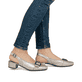 Silberne Rieker Slingpumps 47064-90 mit Schnalle sowie einer leichten Sohle. Schuh am Fuß.