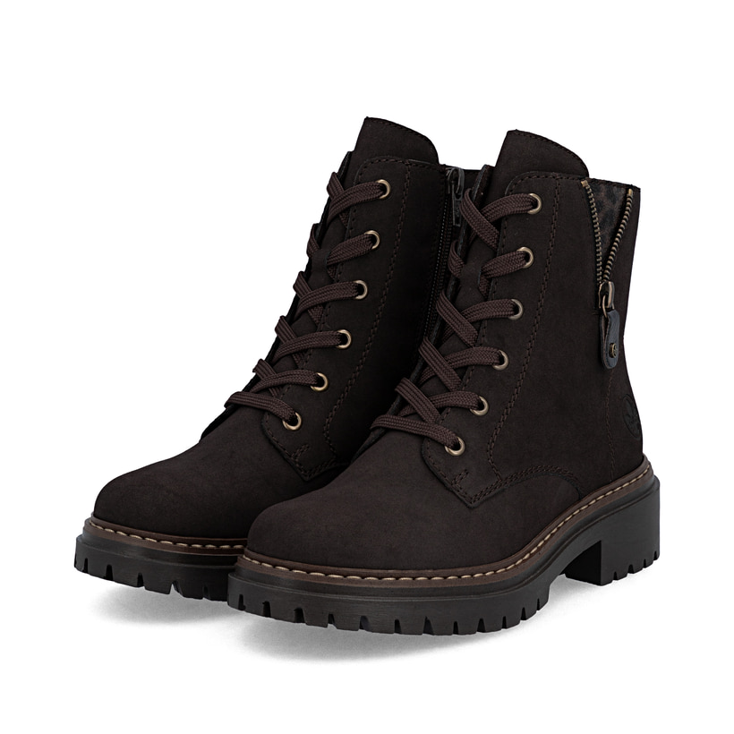 Dunkelbraune Rieker Damen Biker Boots 72617-25 mit Deko-Reißverschluss. Schuhpaar seitlich schräg.