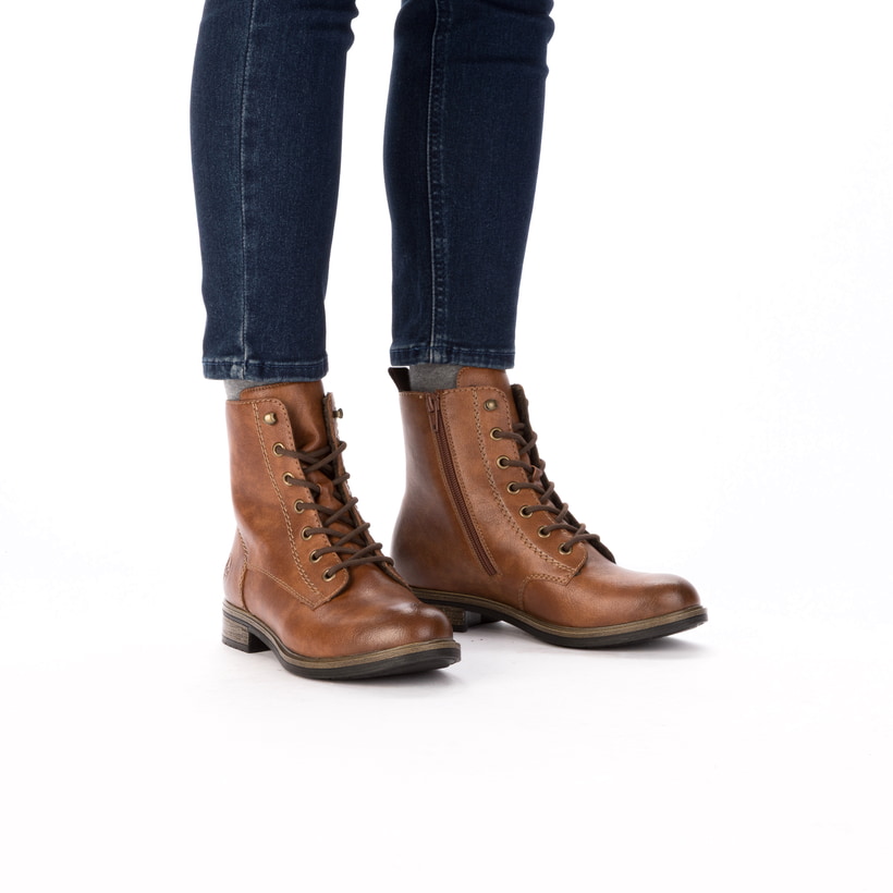 Hellbraune Rieker Damen Schnürstiefel 72220-24 mit einem Reißverschluss. Schuh am Fuß.