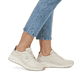 Beige Rieker Damen Sneaker Low M4903-60 mit einer Schnürung sowie Extraweite H. Schuh am Fuß.