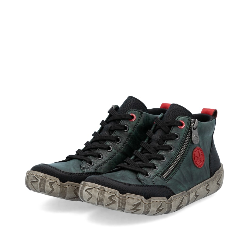 Grünschwarze Rieker Damen Kurzstiefel L0306-54 aus Glattleder mit rundem Logo. Schuhpaar seitlich schräg.