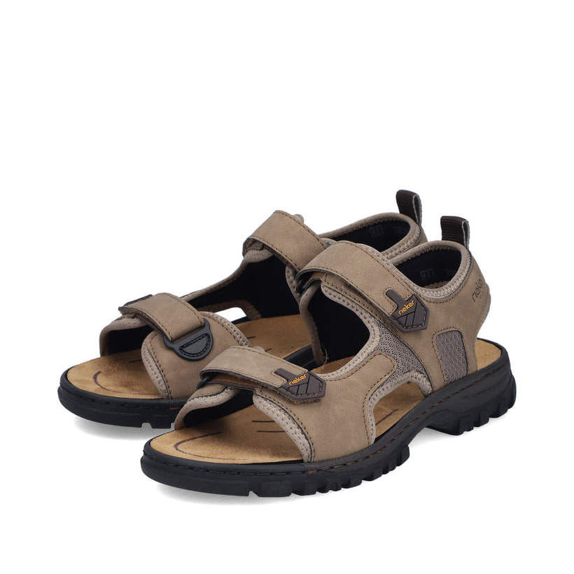 Beige Rieker Herren Trekkingsandalen 25055-64 mit einem Klettverschluss. Schuhpaar seitlich schräg.